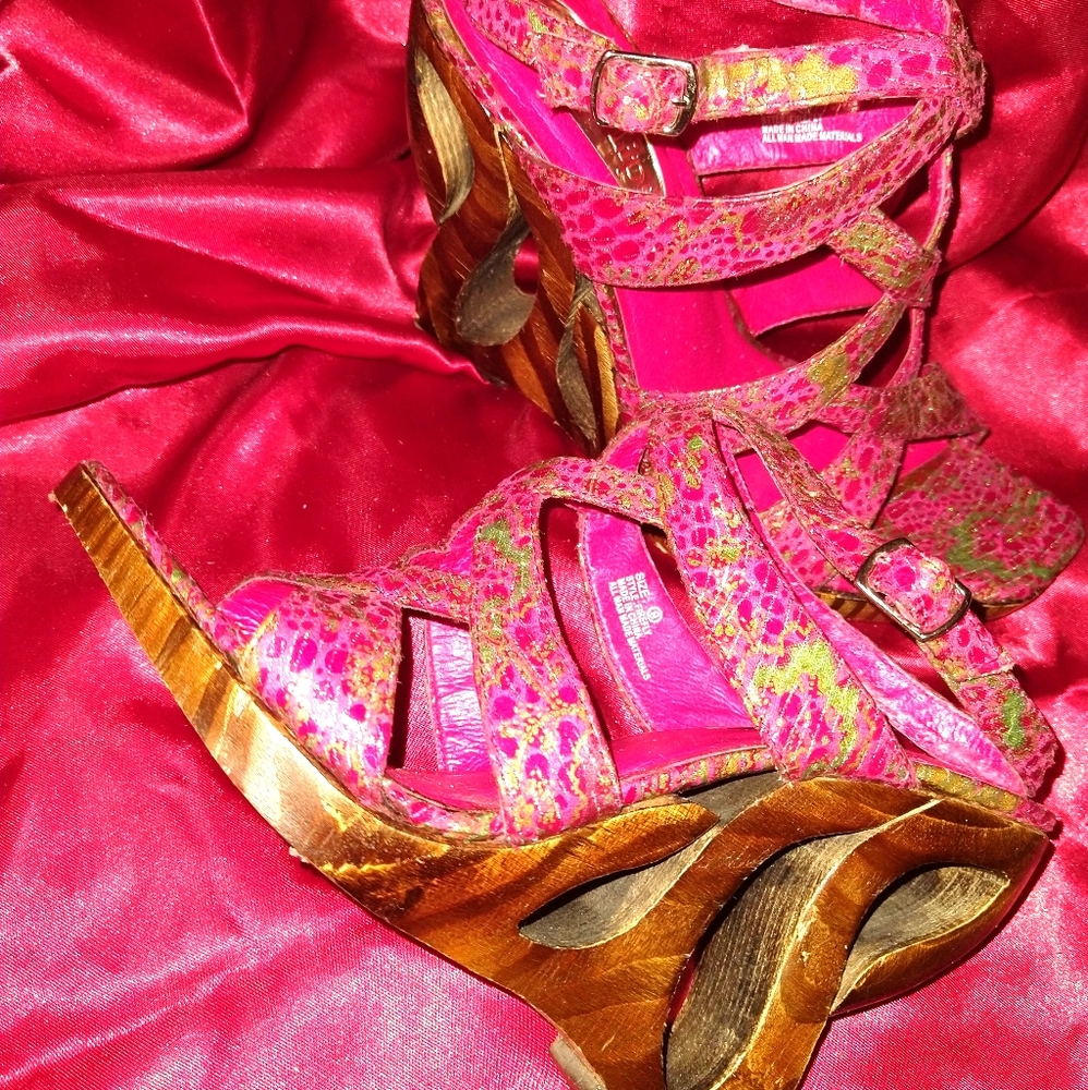 Two 👄 lips new & never worn beautiful 👠 heels